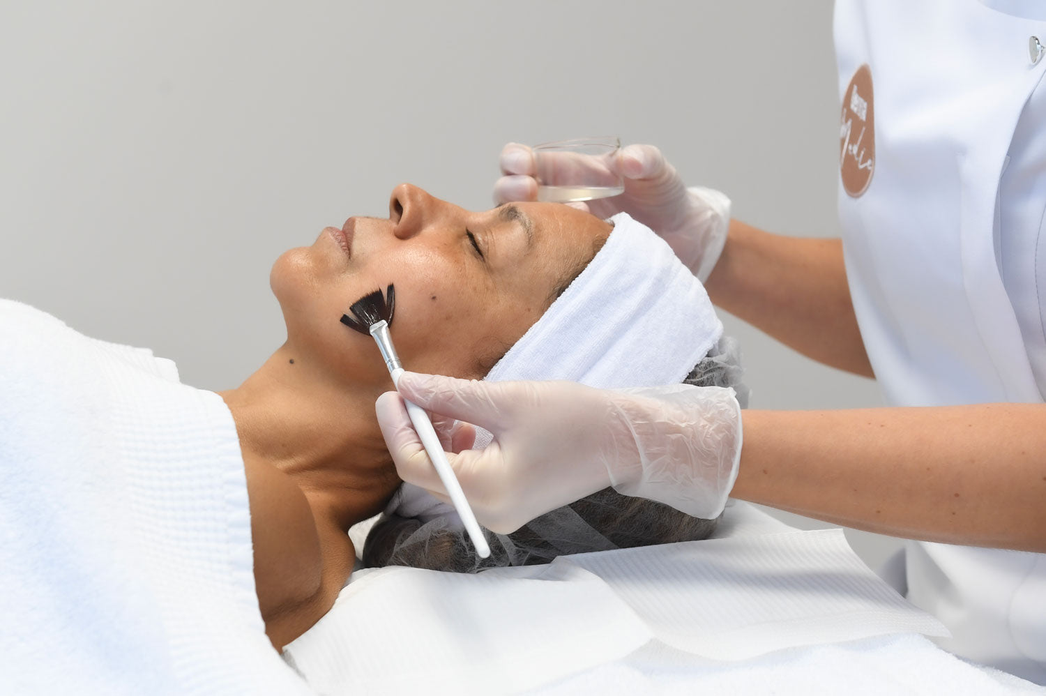 DermaMedic huidtherapeut geeft persoonlijk advies in de kliniek